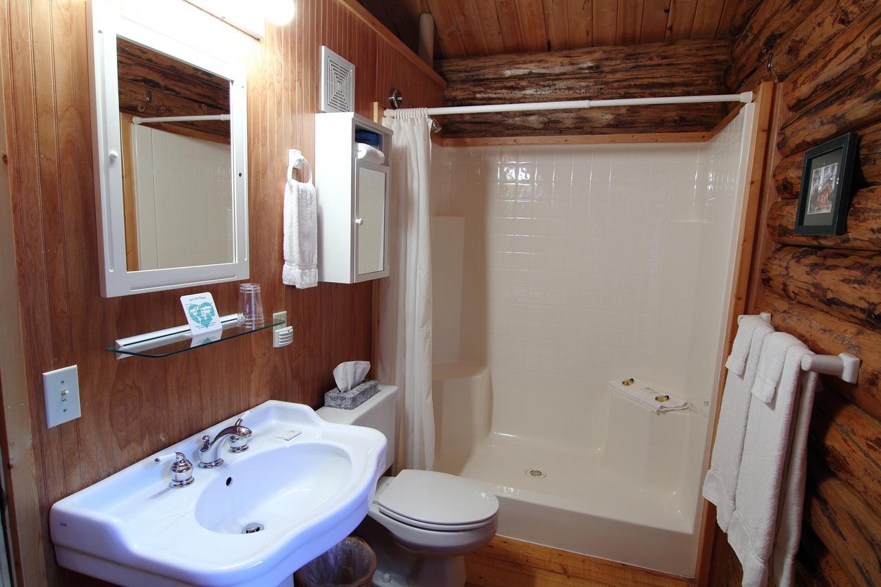 Silverwolf Log Chalets Coram Eksteriør bilde