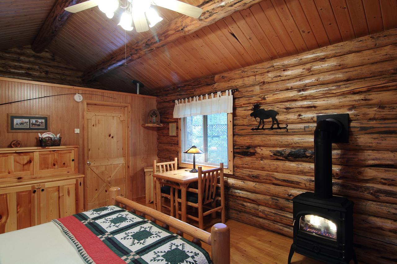 Silverwolf Log Chalets Coram Eksteriør bilde