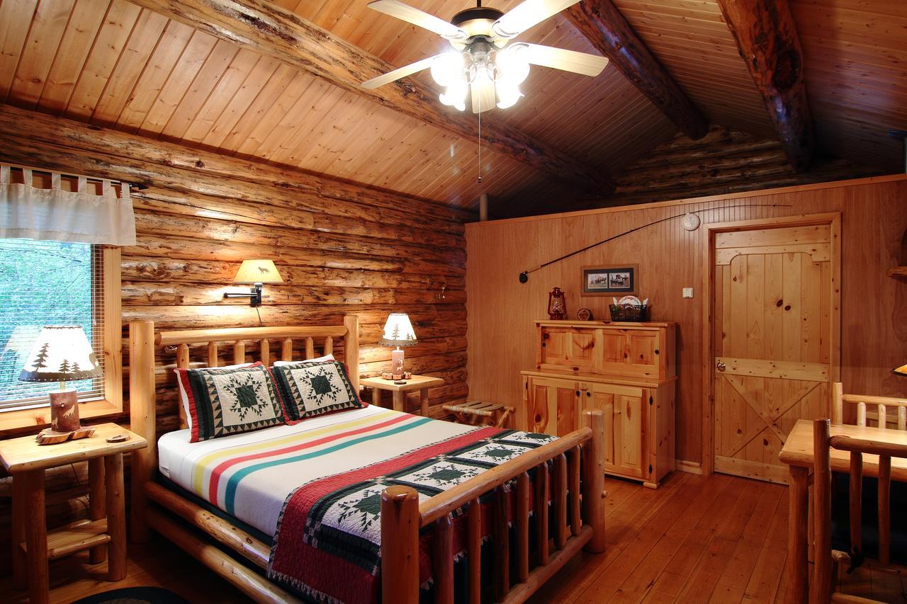 Silverwolf Log Chalets Coram Eksteriør bilde
